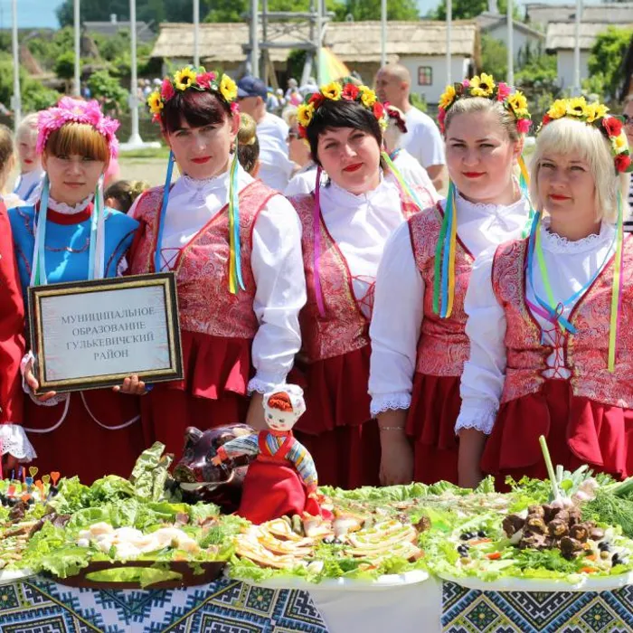 В «Атамани» приготовили бутерброд-рекордсмен с салом