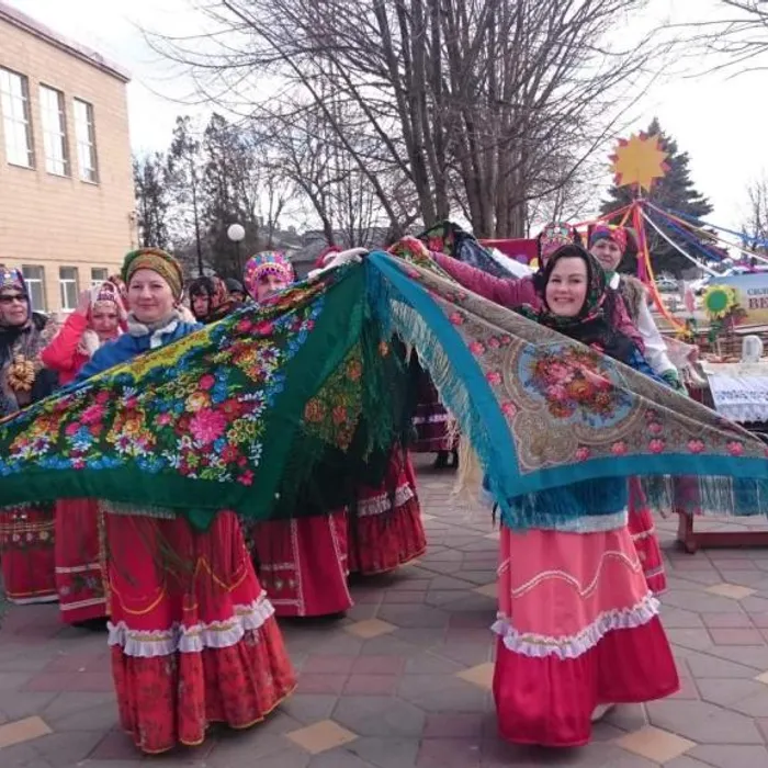 Масленица идет за собой весну ведет