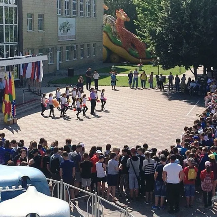 Лето звонкое смеётся