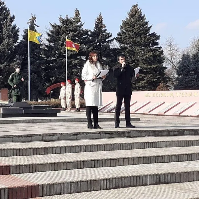 Возложение цветов к мемориалу "Родина-Мать"