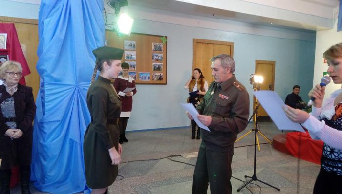 Луконин Виктор Серафимович  гвардии майор запаса, председатель совета ветеранов вручает диплом участнице конкурса