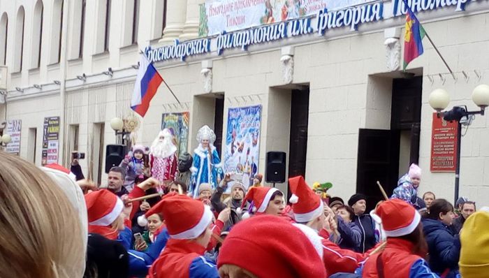 встреча парада Дедов Морозов у Краевой филармонии