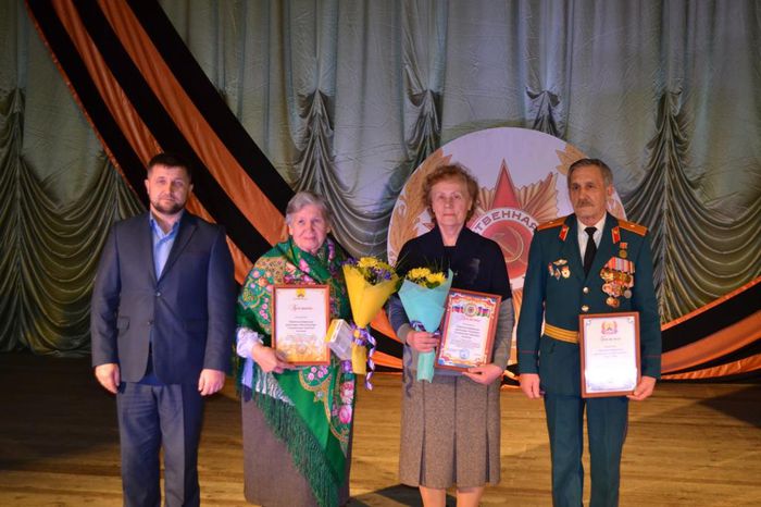 Заместитель главы района Александр Власов с победителями среди ветеранов
