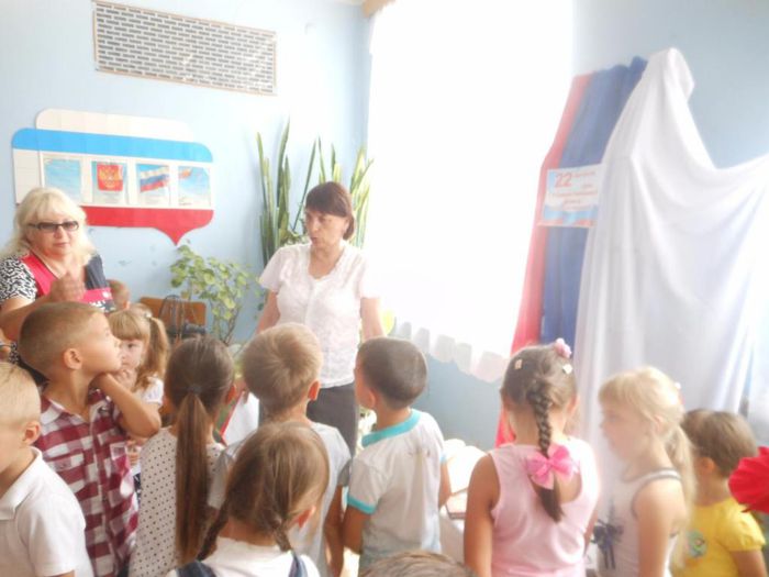 Н. Литвиненко с детьми детского сада пос. Венцы