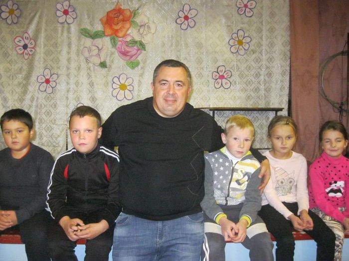 Шабанов И.В. с детьми хутора Крупский