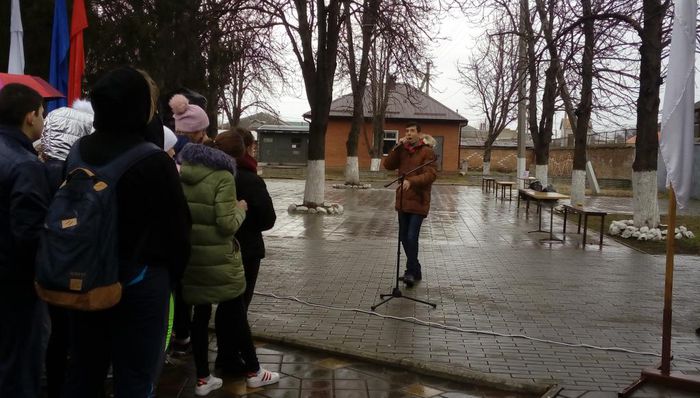 Антон Величко в Каштановом сквере с песней Гимн молодежи Кубани