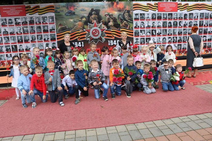 Воспитанники детского сада  на открытии Стены Памяти