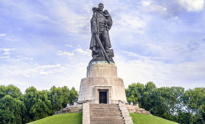 Памятник «Воин-освободитель» в берлинском Трептов-парке