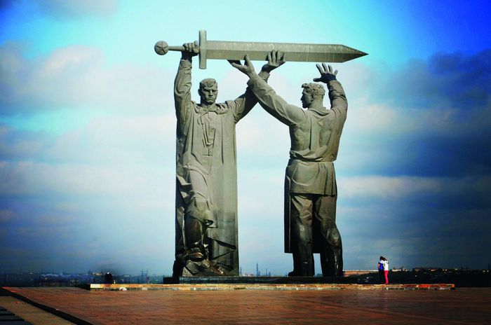 Памятник "Тыл— фронту"