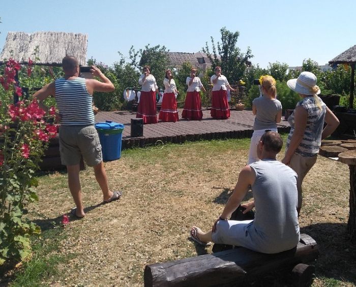 Выступление коллектива(Забавушка) на подворье Гулькевичского района (Вареничная)
